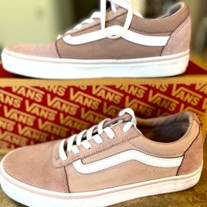 Vans women skate shoe